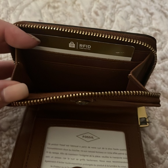 NWTS! Fossil Logan zip wallet in saddle brown - Picture 4 of 4